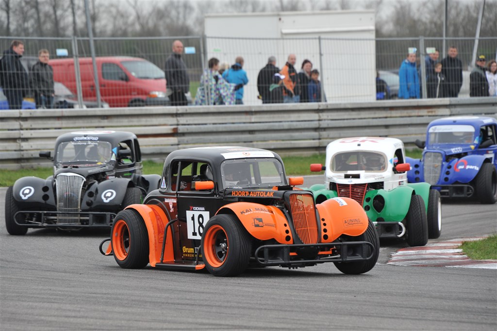 Der bliver kamp om pladserne, når de små biler fra OK Mobil 1 Legend Car Cuppen skyder sæsonen i gang på Padborg Park.